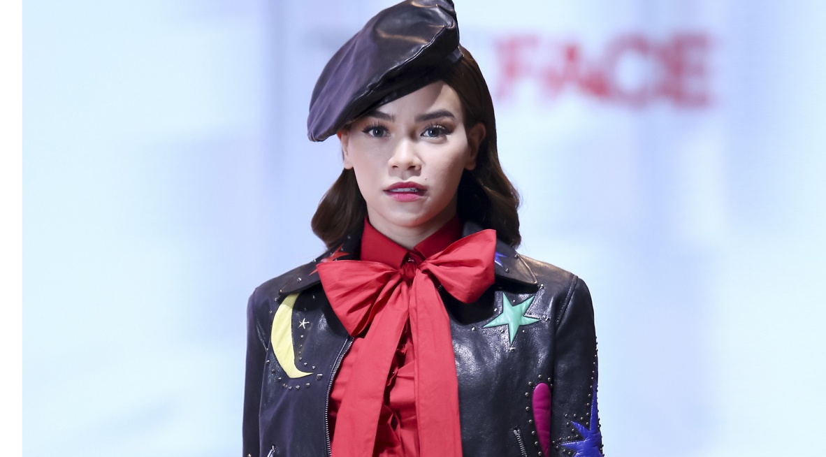 Huan luyen vien The Face dan dau top sao mac dep tuan hinh anh