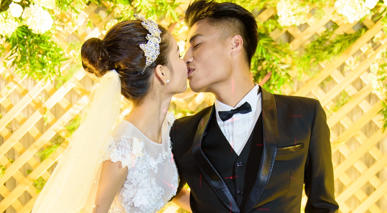 Mac Hong Quan lien tuc hon Ky Han trong le cuoi hinh anh