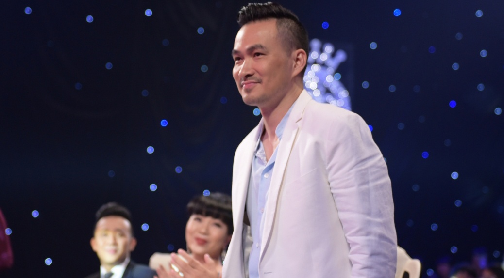 Chi Bao che cach an mac cua thi sinh hoa hau khi di tu thien hinh anh