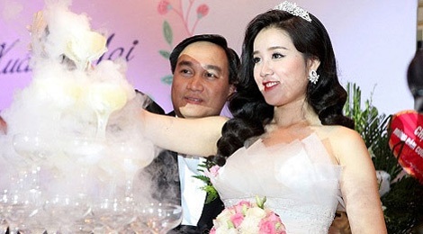 Miss Teen Xuan Mai lam dam cuoi voi ban trai lon tuoi hinh anh