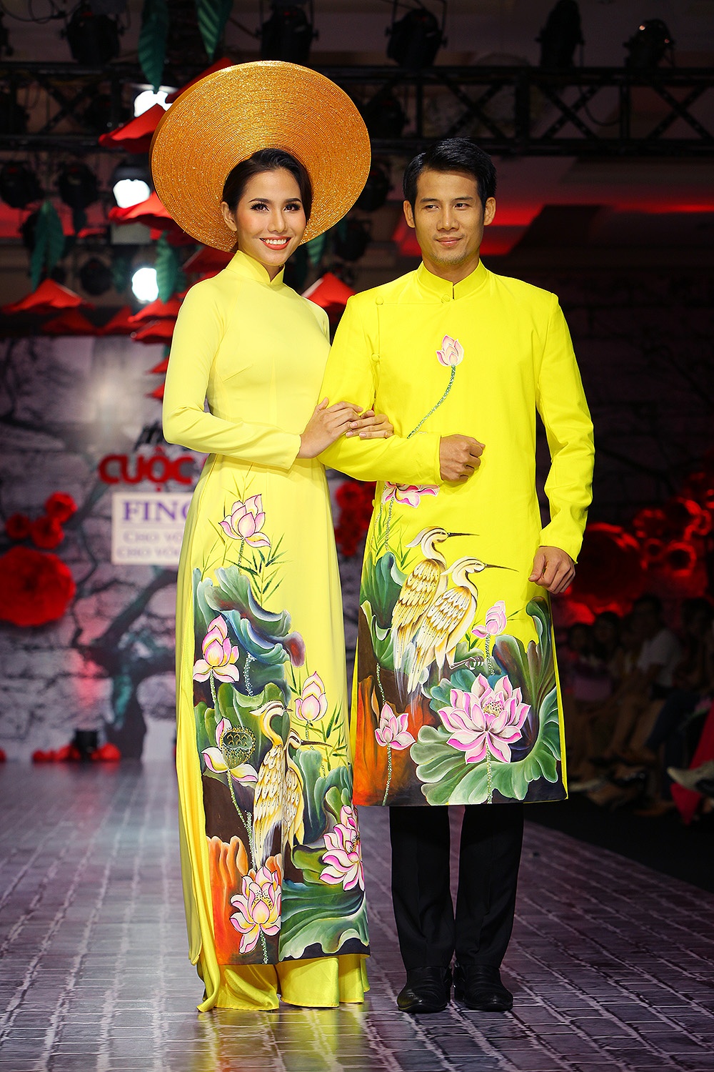 Ao dai doi tren san dien mua cuoi Viet anh 1