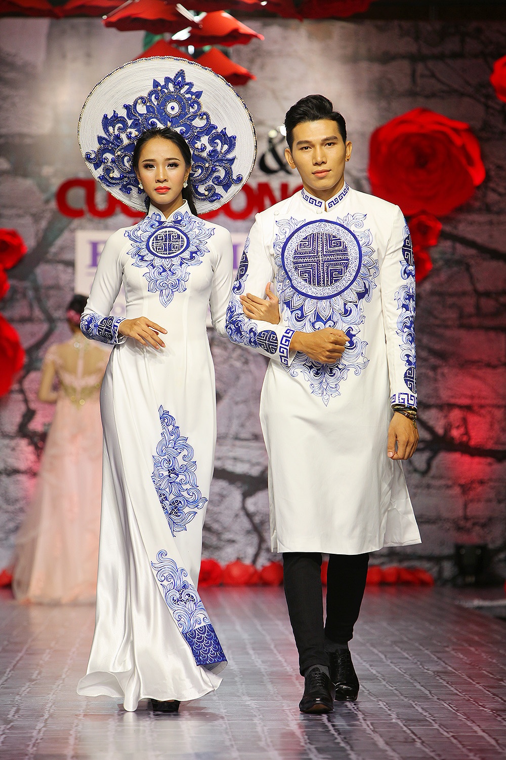 Ao dai doi tren san dien mua cuoi Viet anh 4