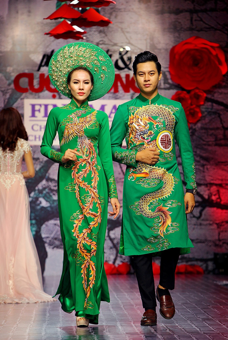 Ao dai doi tren san dien mua cuoi Viet anh 5