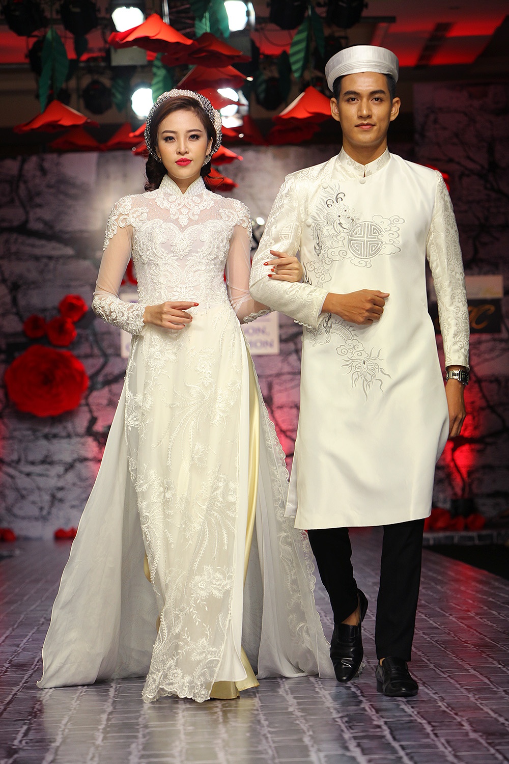 Ao dai doi tren san dien mua cuoi Viet anh 7