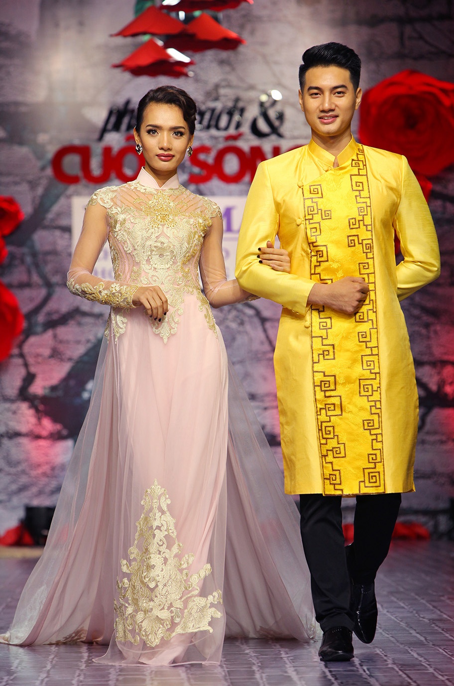 Ao dai doi tren san dien mua cuoi Viet anh 8