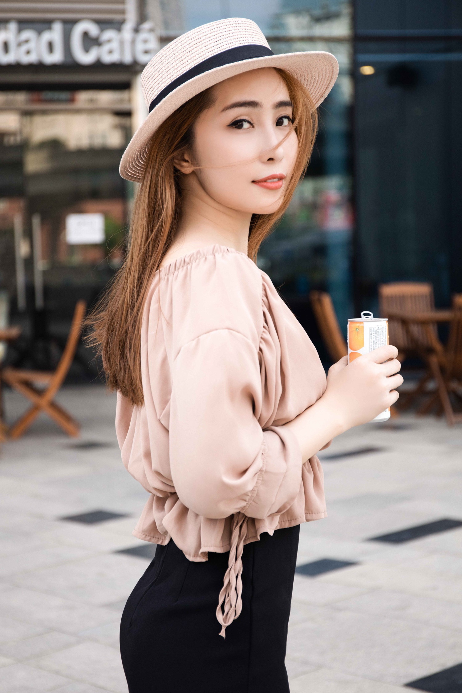 Quynh Nga dao pho mua he anh 1