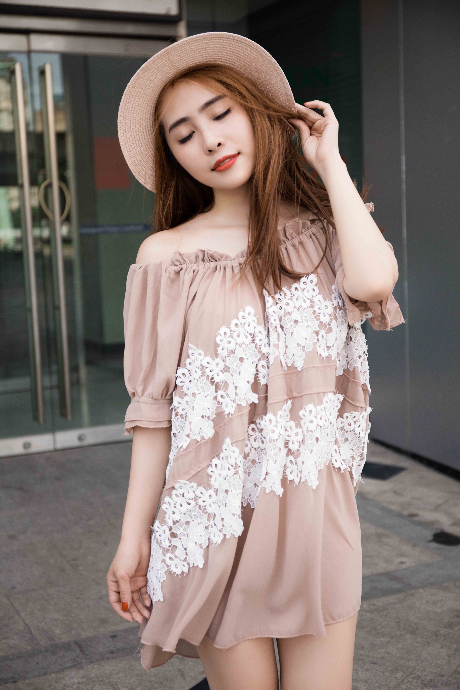 Quynh Nga dao pho mua he anh 4