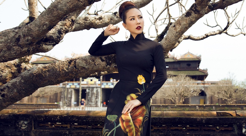 Thu Hoai dien 7 bo ao dai truyen thong chup anh o Hue hinh anh