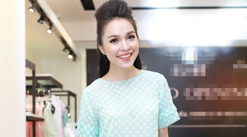 Hien Thuc thanh ly toan bo quan ao, trang suc lam tu thien hinh anh