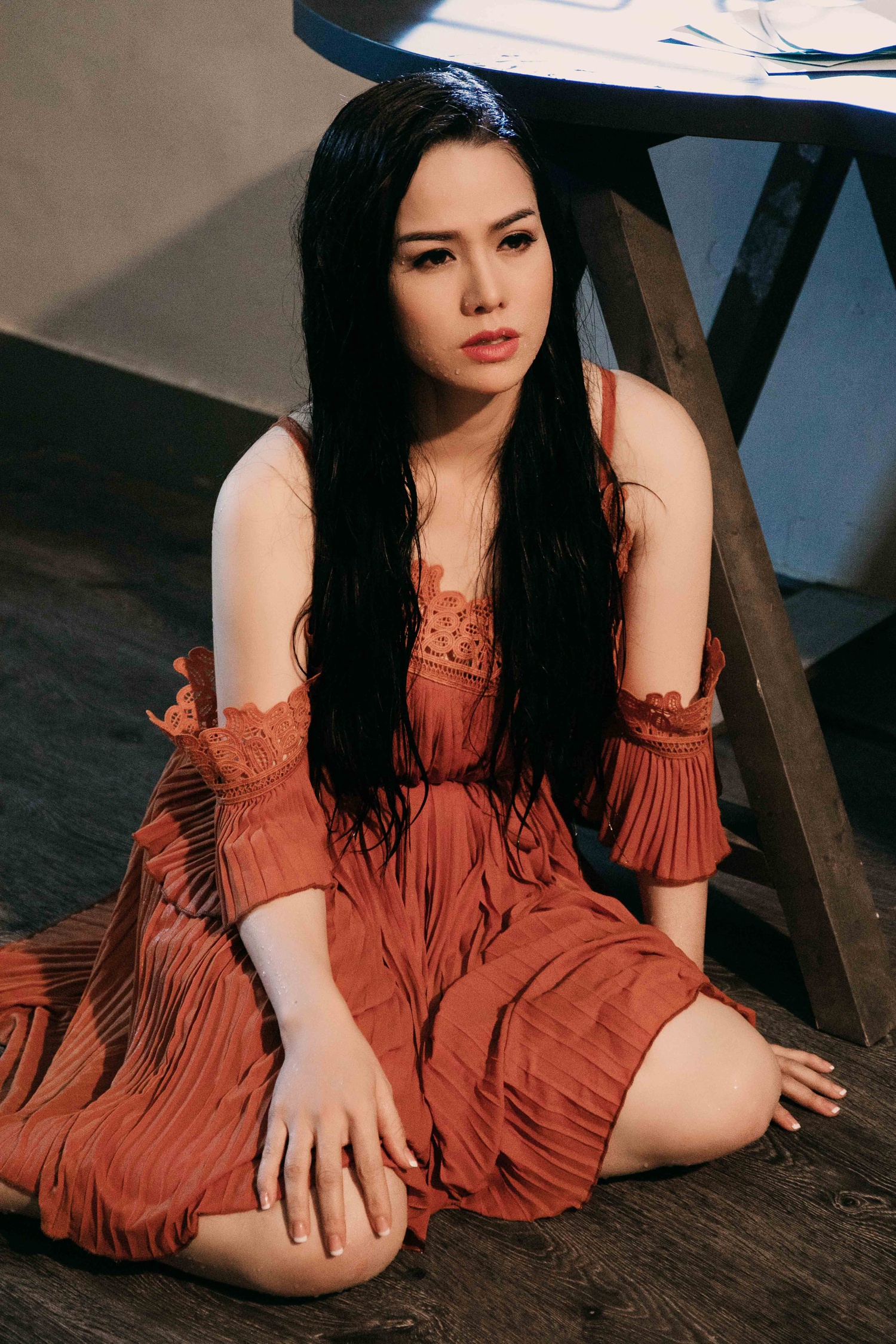 Nhat Kim Anh thay hai trang phuc khi quay MV moi anh 2