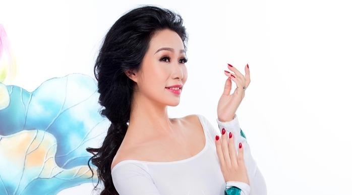 Trinh Kim Chi duyen dang ao dai hoa tiet hoa sen hinh anh