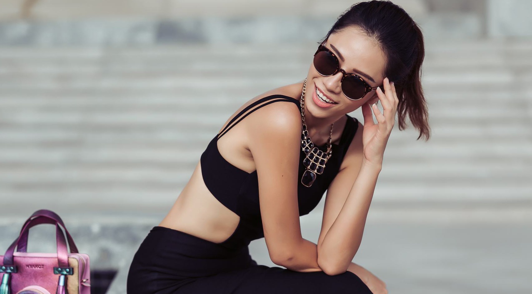 A khoi Yen Nhi khoe eo thon khi dao pho Sai Gon hinh anh