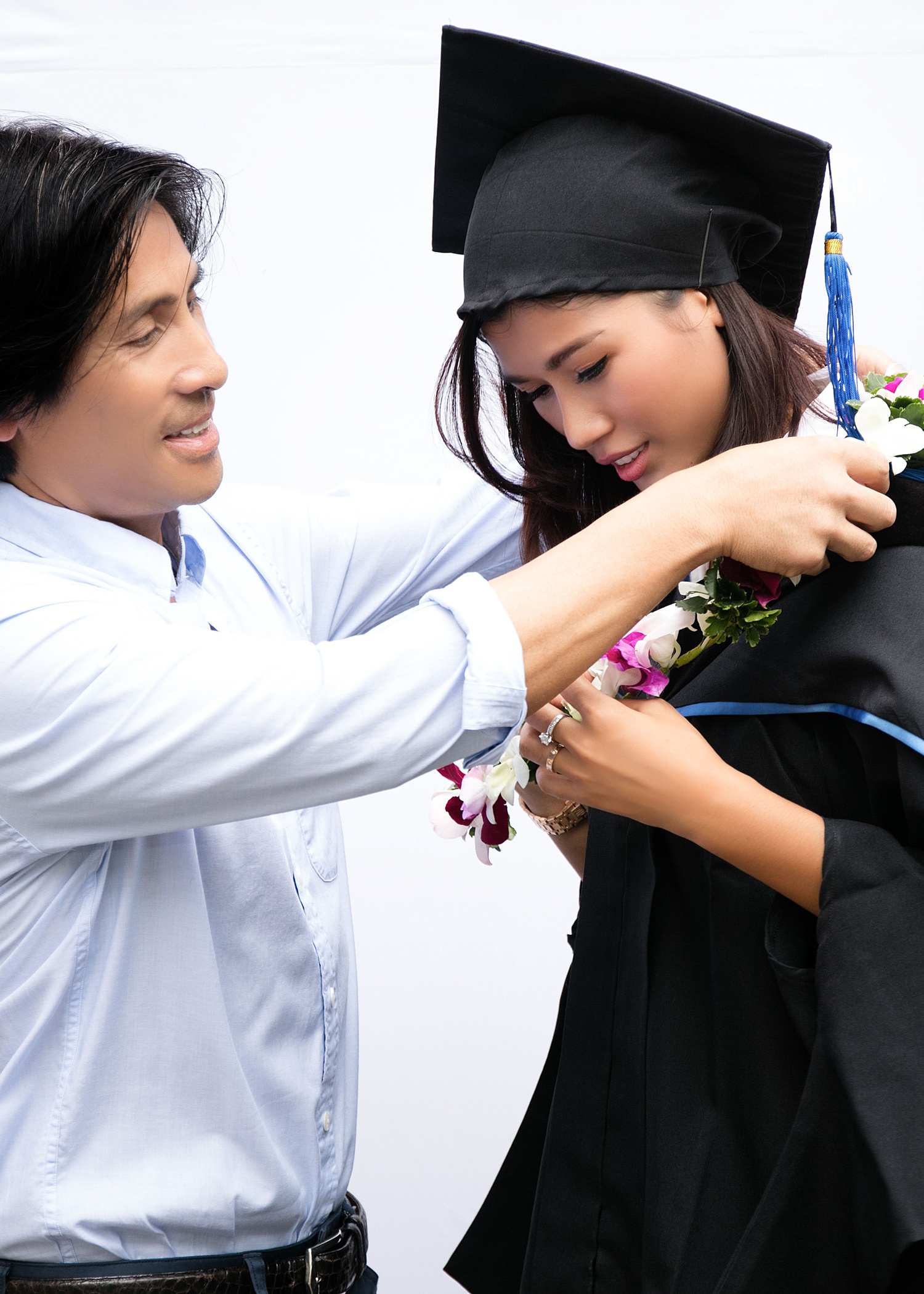 Chồng đại gia chúc mừng Trang Lạ nhận bằng thạc sĩ ảnh 3 Chong dai gia chuc mung Trang La nhan bang thac si anh 3