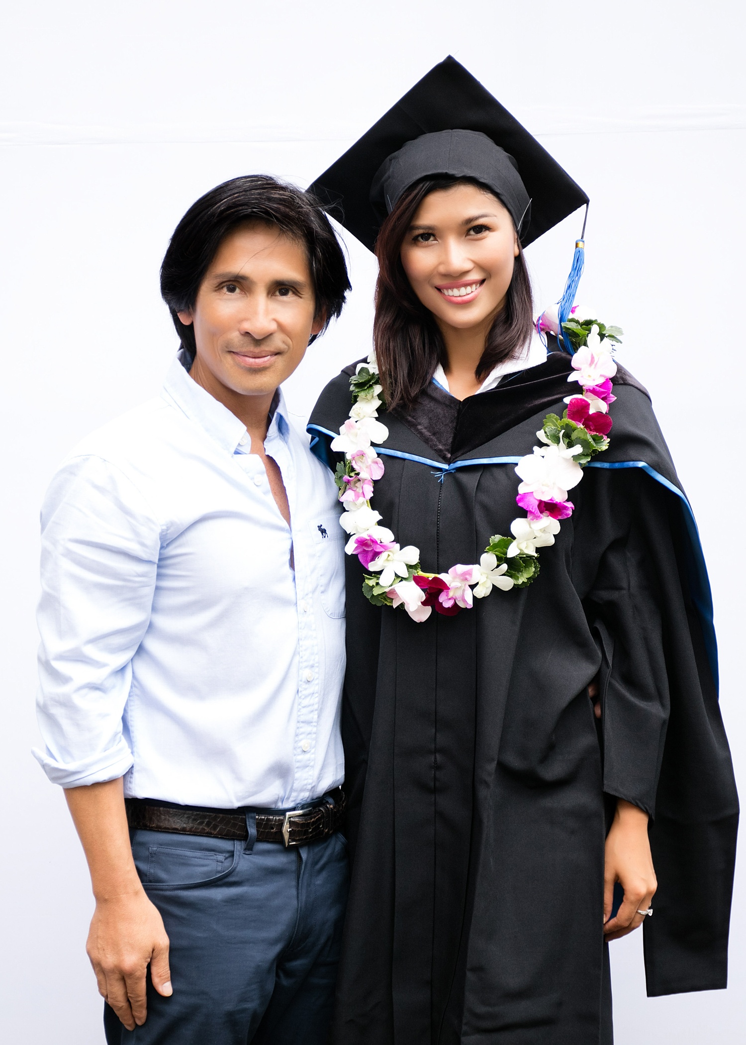 Chồng đại gia chúc mừng Trang Lạ nhận bằng thạc sĩ ảnh 4 Chong dai gia chuc mung Trang La nhan bang thac si anh 4