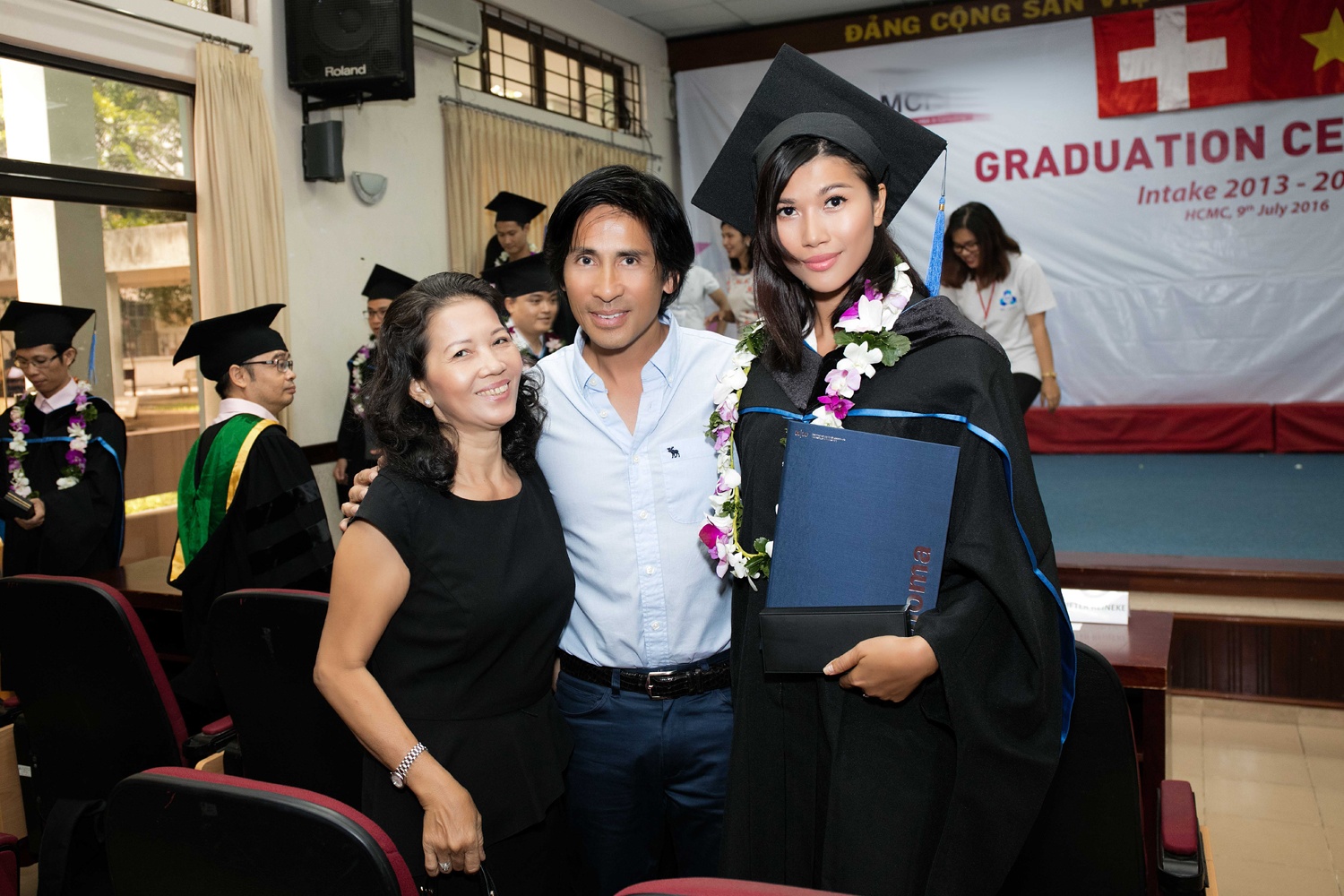 Chồng đại gia chúc mừng Trang Lạ nhận bằng thạc sĩ ảnh 5 Chong dai gia chuc mung Trang La nhan bang thac si anh 5