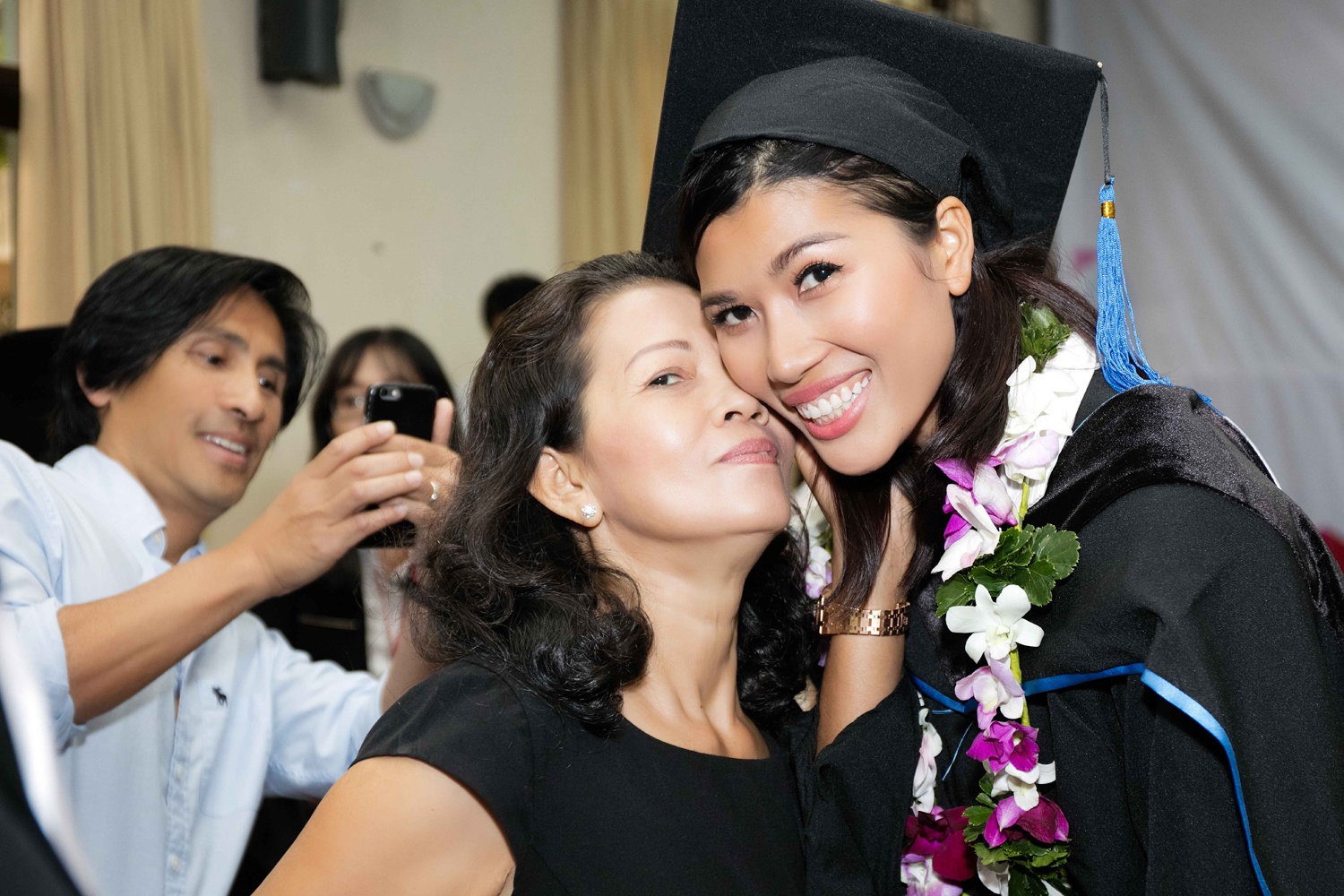 Chồng đại gia chúc mừng Trang Lạ nhận bằng thạc sĩ ảnh 6 Chong dai gia chuc mung Trang La nhan bang thac si anh 6