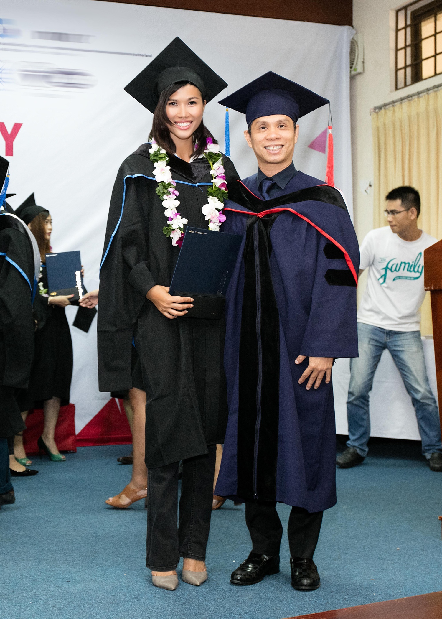 Chồng đại gia chúc mừng Trang Lạ nhận bằng thạc sĩ ảnh 8 Chong dai gia chuc mung Trang La nhan bang thac si anh 8