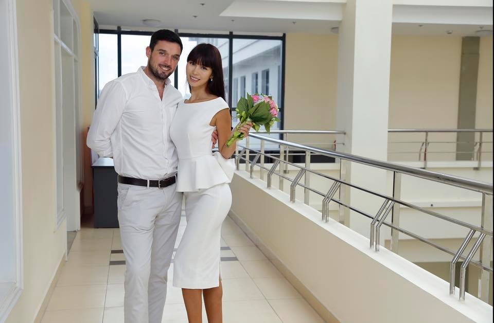 Ha Anh va chong Tay dang ky ket hon anh 2