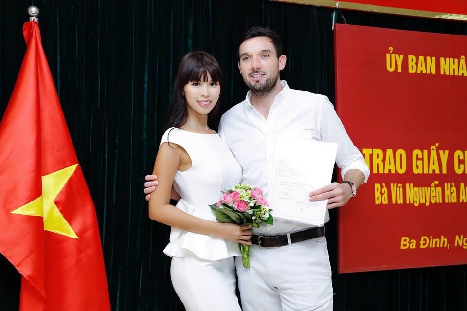 Ha Anh va chong Tay dang ky ket hon anh 4