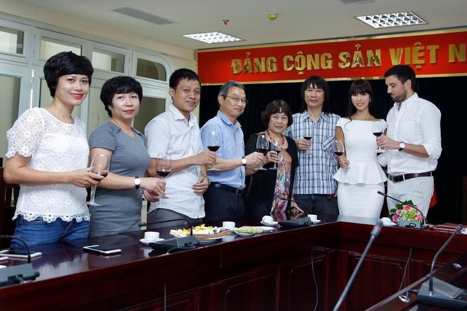 Ha Anh va chong Tay dang ky ket hon anh 6