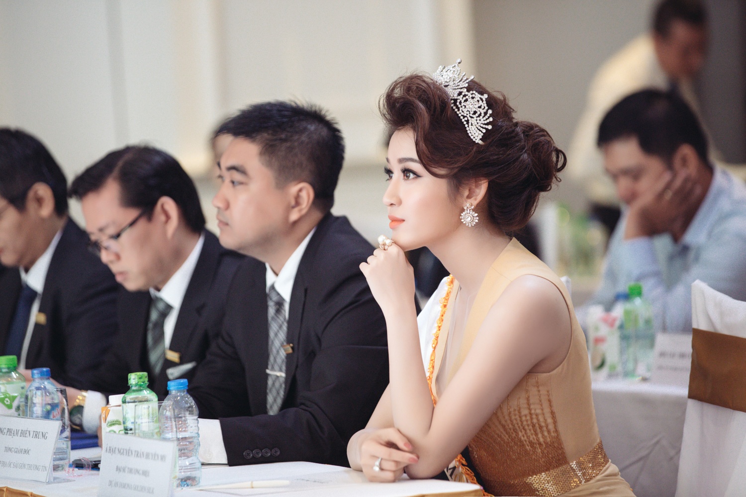 A hau Huyen My dien vay xe cao o su kien anh 7