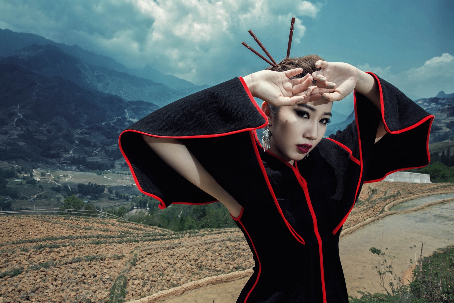 Thuy Ngan tao dang kieu sa giua nui rung Sa Pa hinh anh