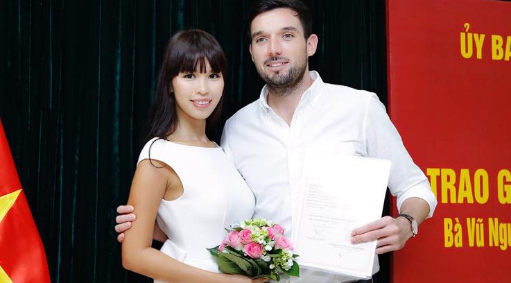 Ha Anh va ban trai Tay dang ky ket hon hinh anh