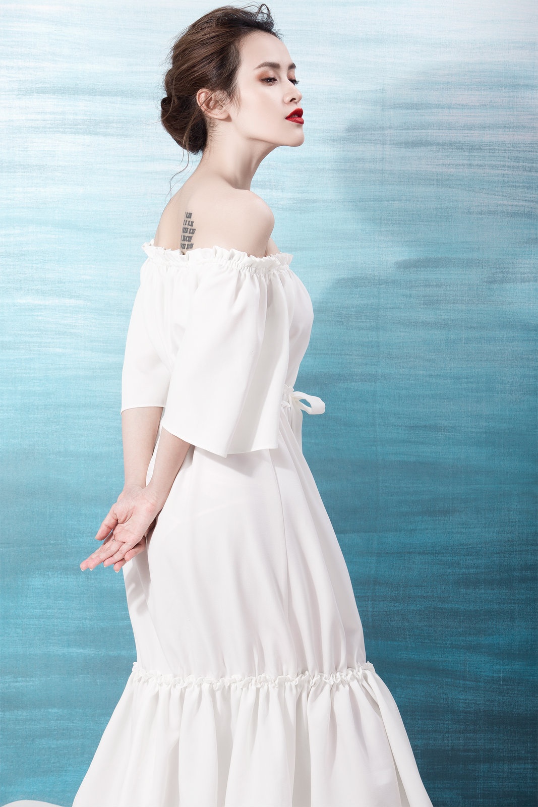 Tu Vi khoe hinh xam anh 2