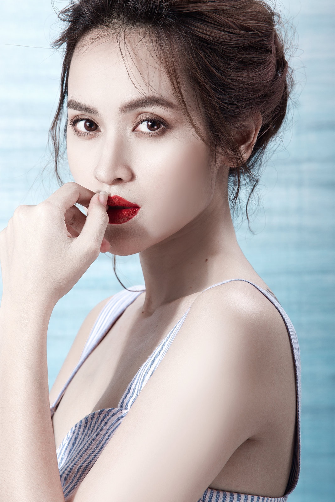 Tu Vi khoe hinh xam anh 7