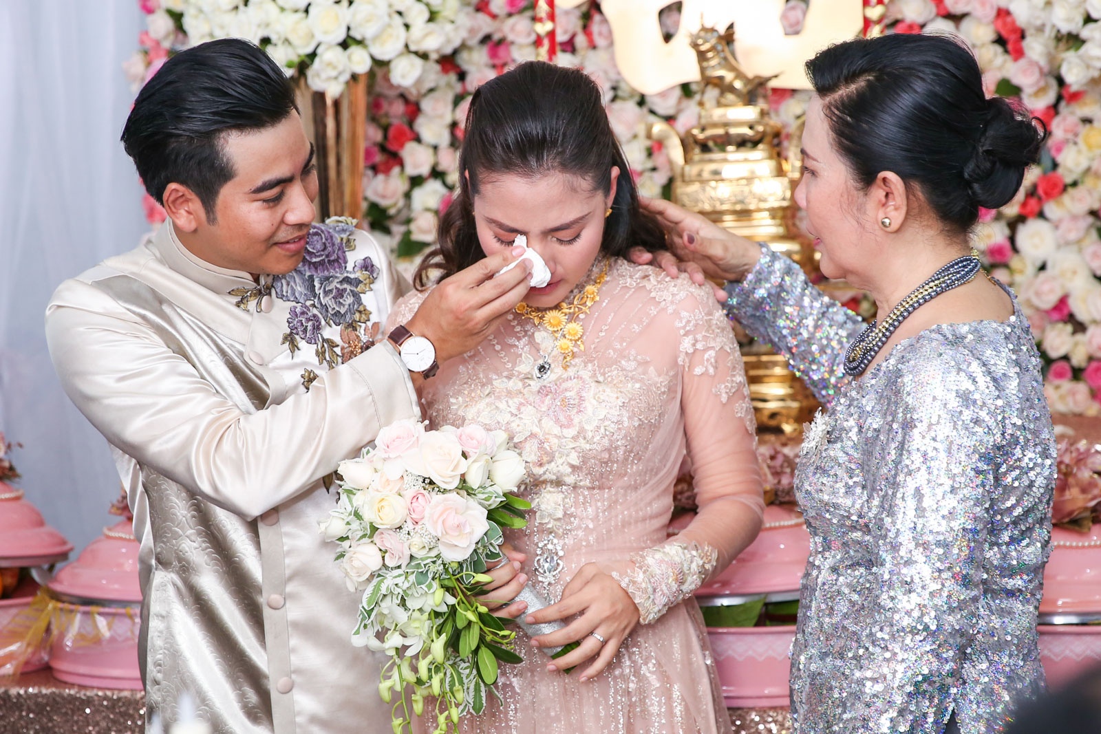 Dien vien Ngoc Lan khoc nuc no trong dam hoi hinh anh