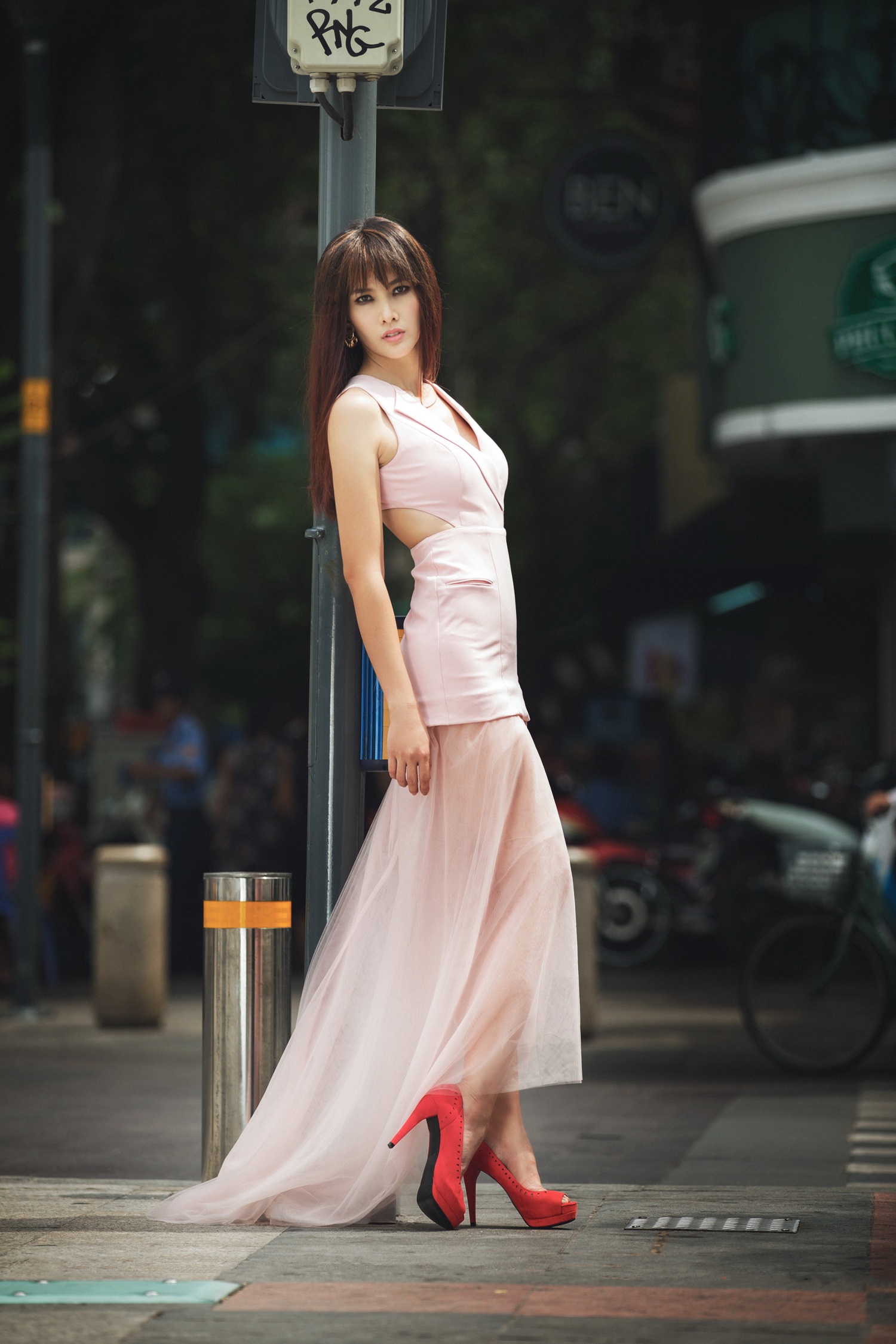 Anh Thu dao pho Sai thanh voi 6 set do sanh dieu anh 8