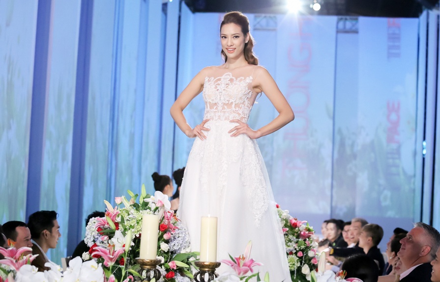 Ha Ho hot hoang khi thi sinh catwalk tren ban tiec anh 3