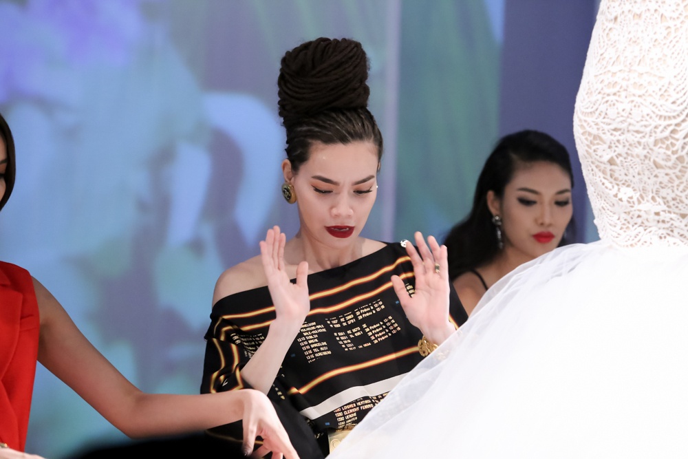 Ha Ho hot hoang khi thi sinh catwalk tren ban tiec anh 5