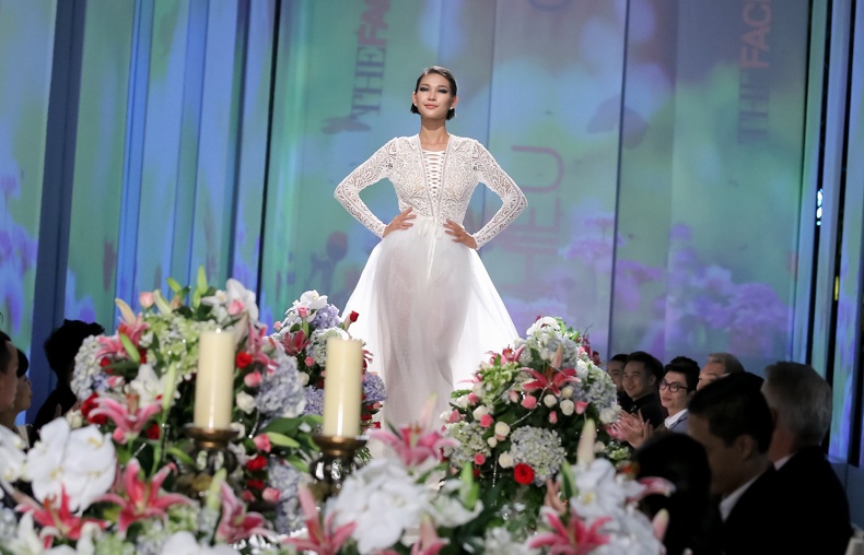 Ha Ho hot hoang khi thi sinh catwalk tren ban tiec anh 6