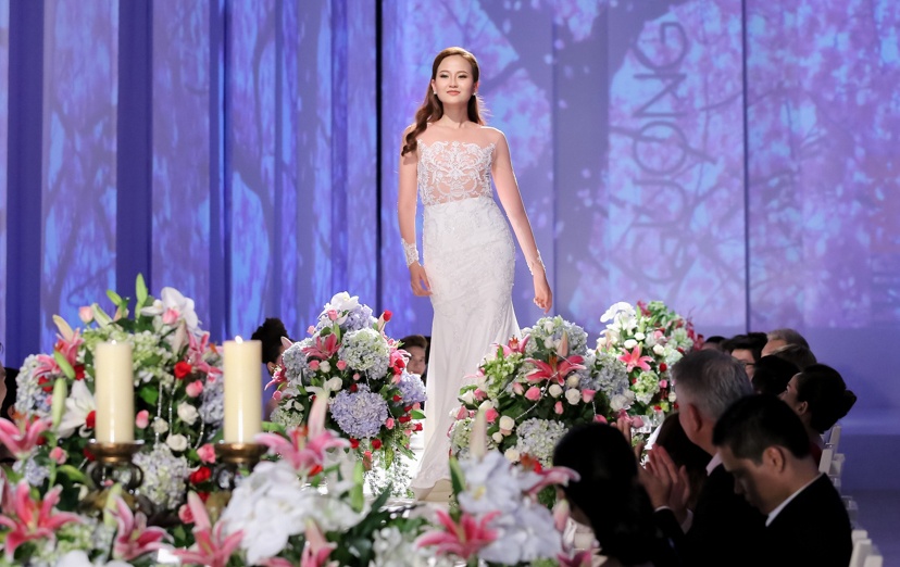 Ha Ho hot hoang khi thi sinh catwalk tren ban tiec anh 7
