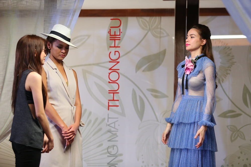 Pham Huong thang tay loai thi sinh doi Lan Khue anh 1