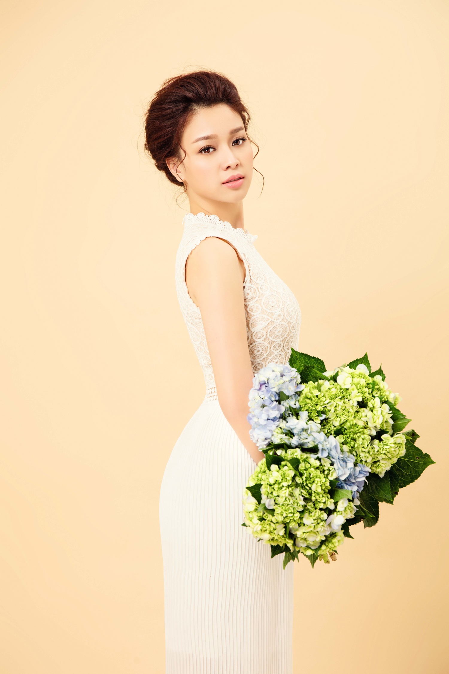 Tung Lan goi y trang phuc sac trang du tiec cuoi tuan anh 1