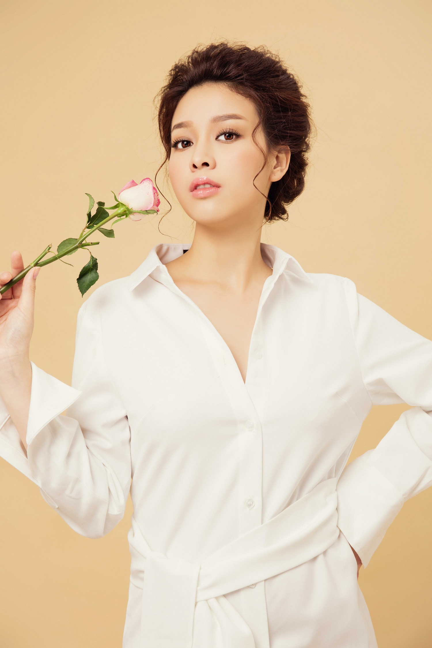 Tung Lan goi y trang phuc sac trang du tiec cuoi tuan anh 3