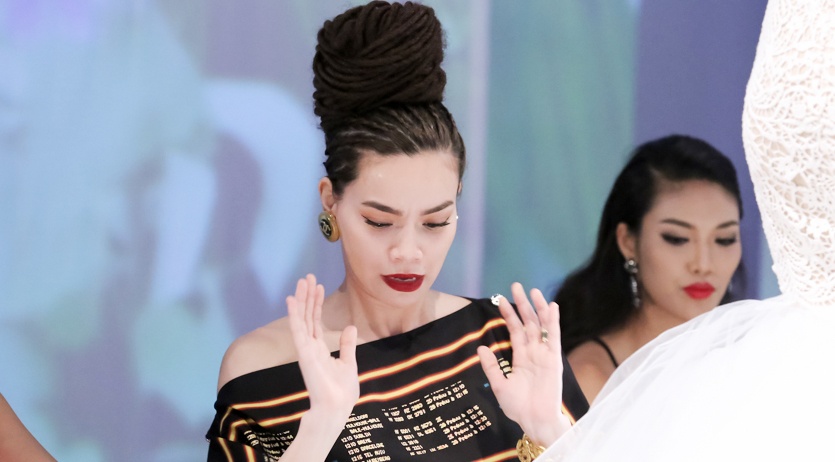 Ha Ho hot hoang vi thi sinh catwalk lung tung tren ban tiec hinh anh