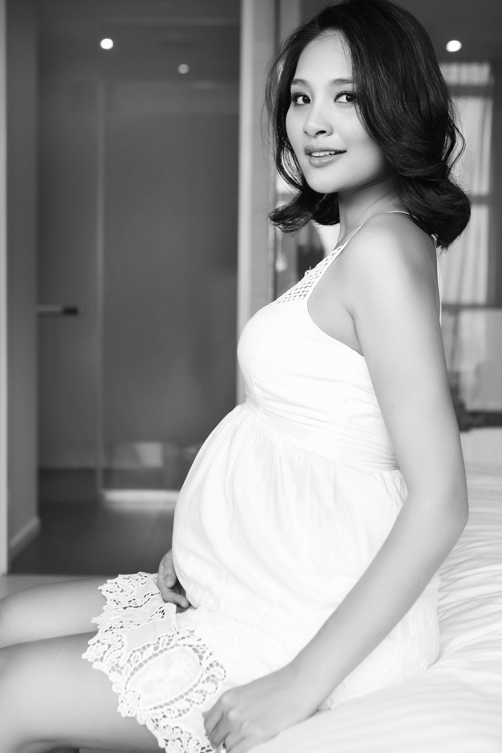 Huong Giang khoe bung bau ben con gai anh 1