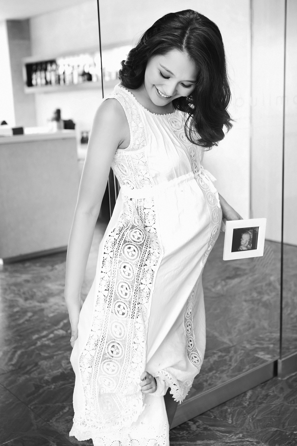 Huong Giang khoe bung bau ben con gai anh 5