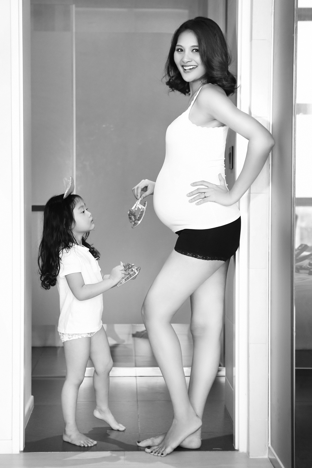 Huong Giang khoe bung bau ben con gai anh 7