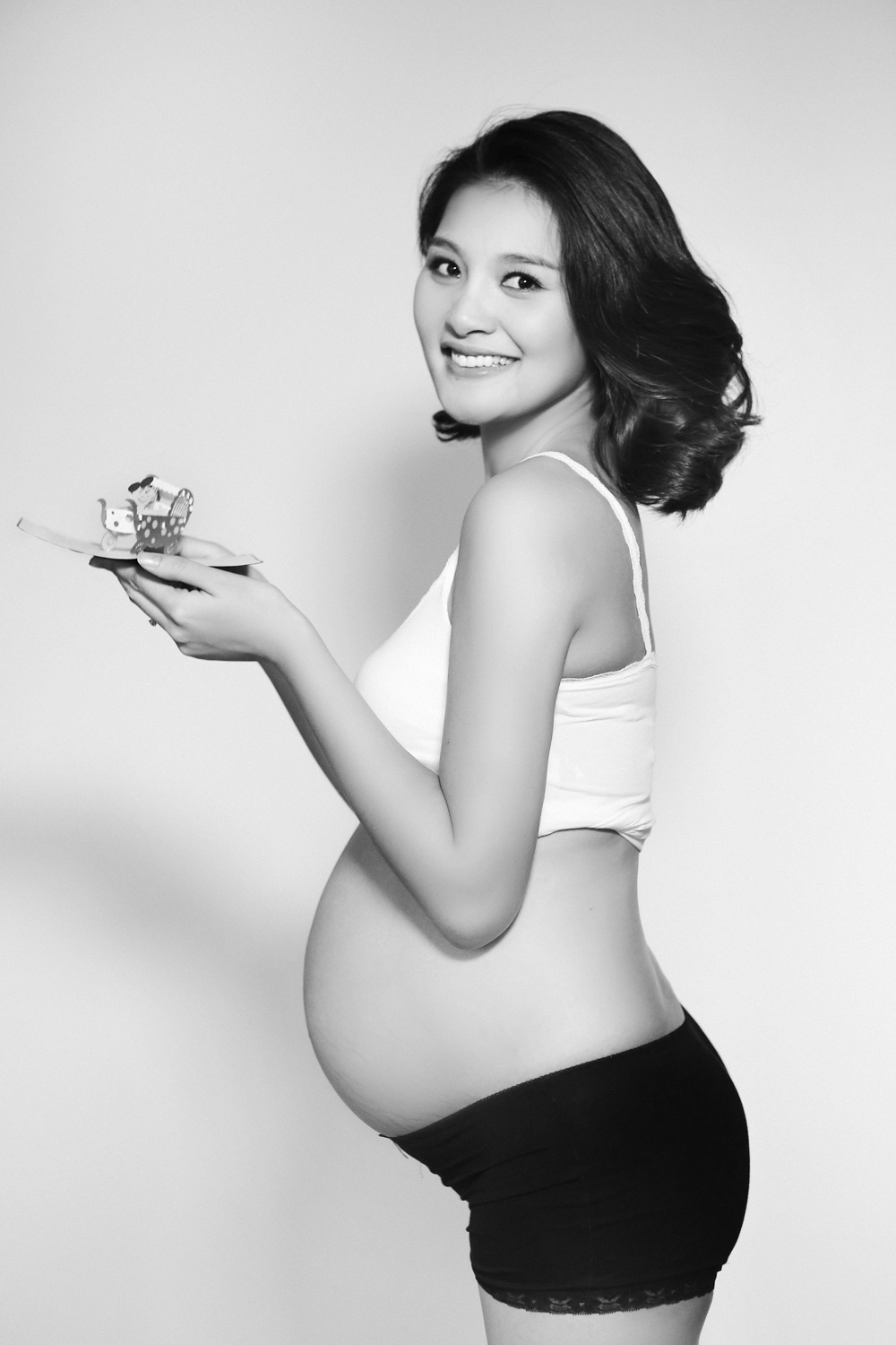 Huong Giang khoe bung bau ben con gai anh 8