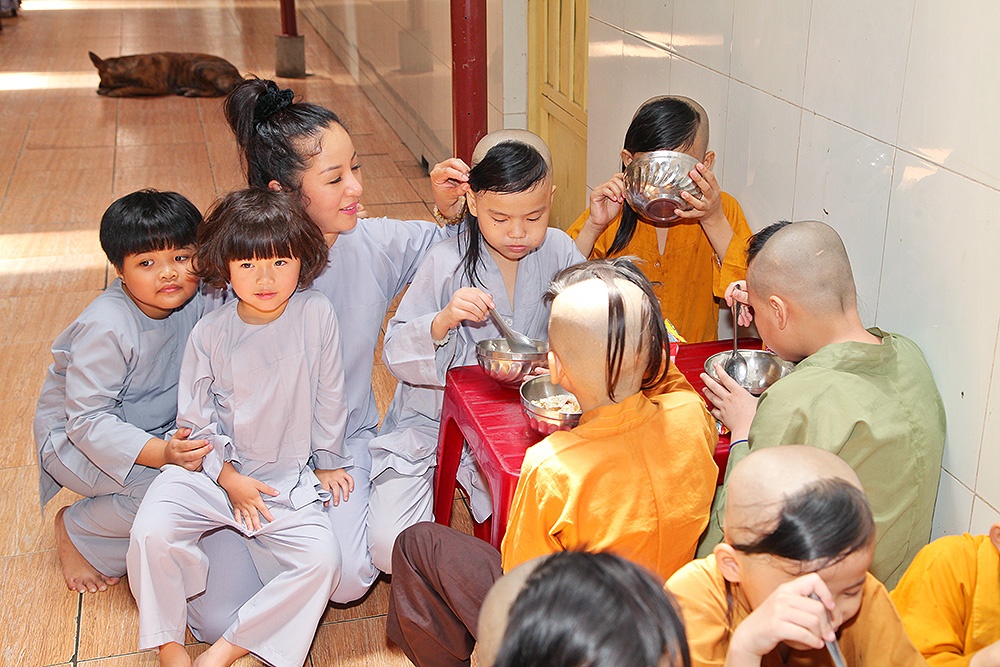 Thuy Nga di lam tu thien cung con gai anh 6