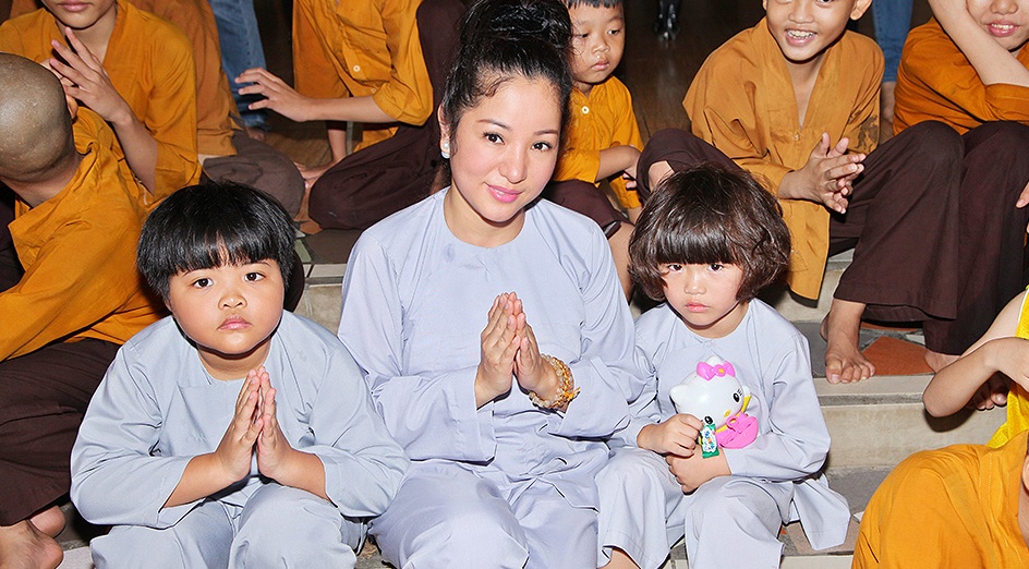 Thuy Nga dua con gai len chua lam tu thien hinh anh