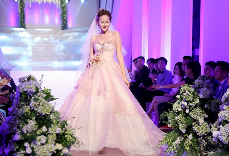 Mai Ngo che Diep Linh Chau catwalk do anh 3