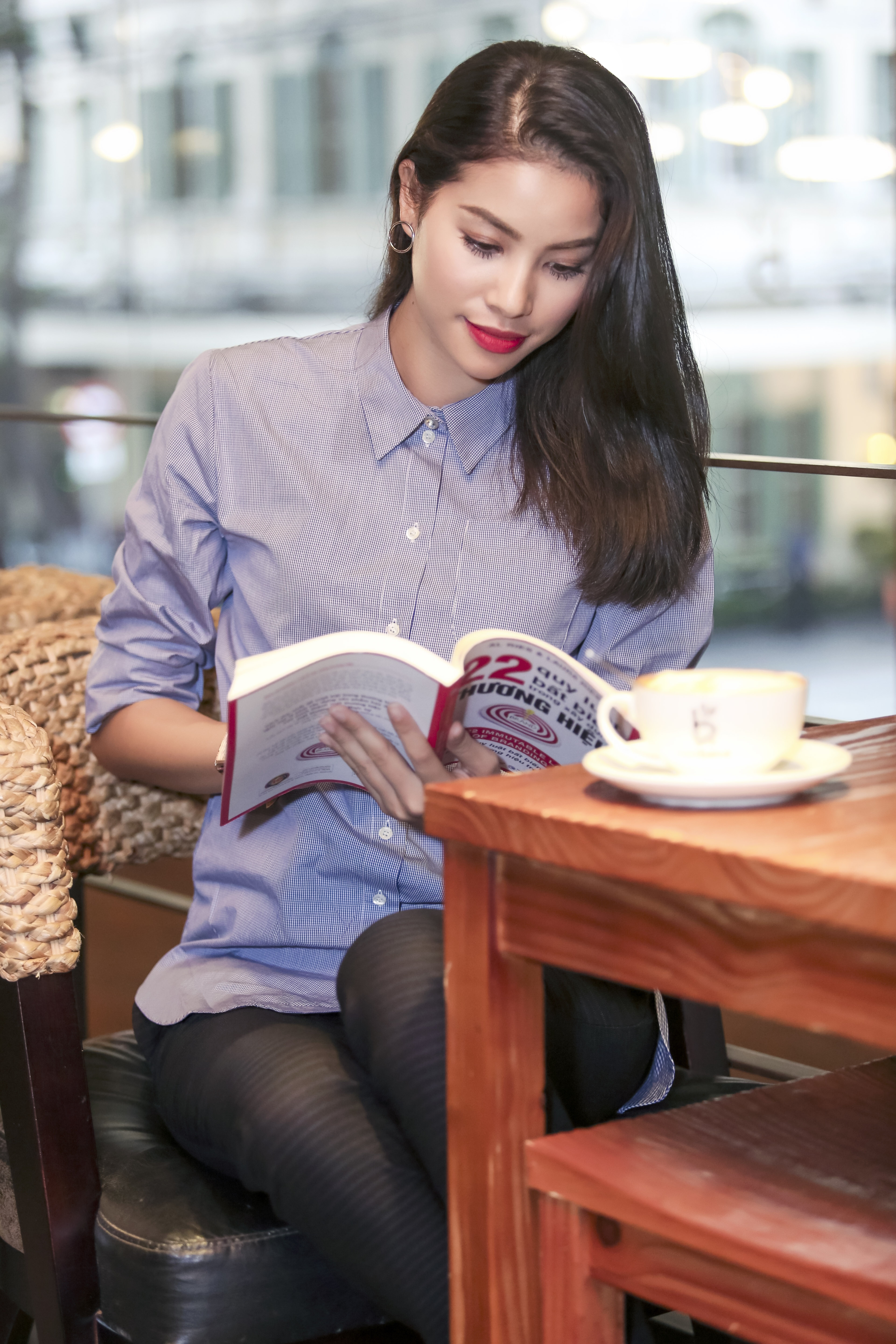 Pham Huong khong dong vai ac anh 2