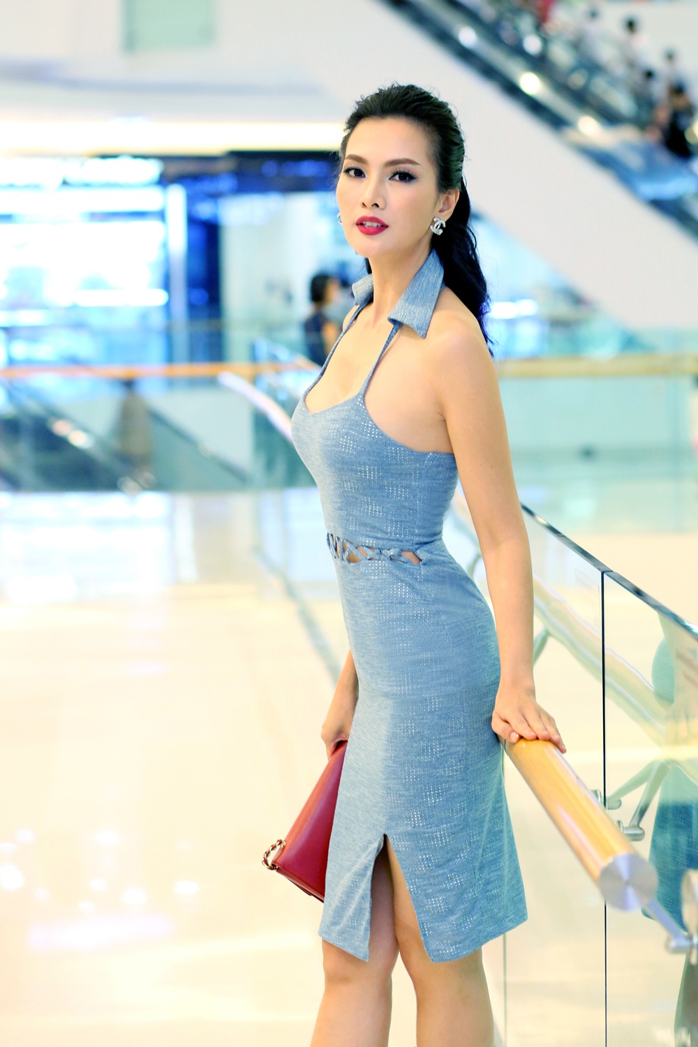 Anh Thu dien dam om goi cam anh 2