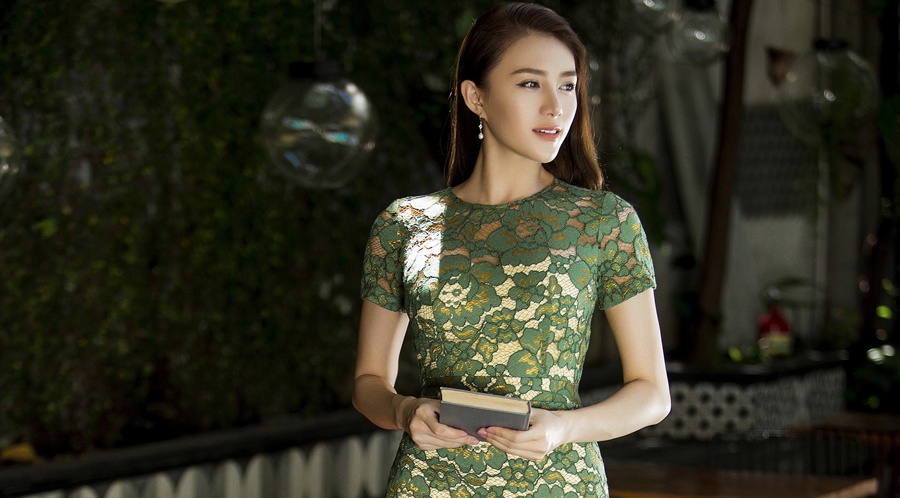 Hoc tro Ho Ngoc Ha dien dam om goi duong cong hinh anh