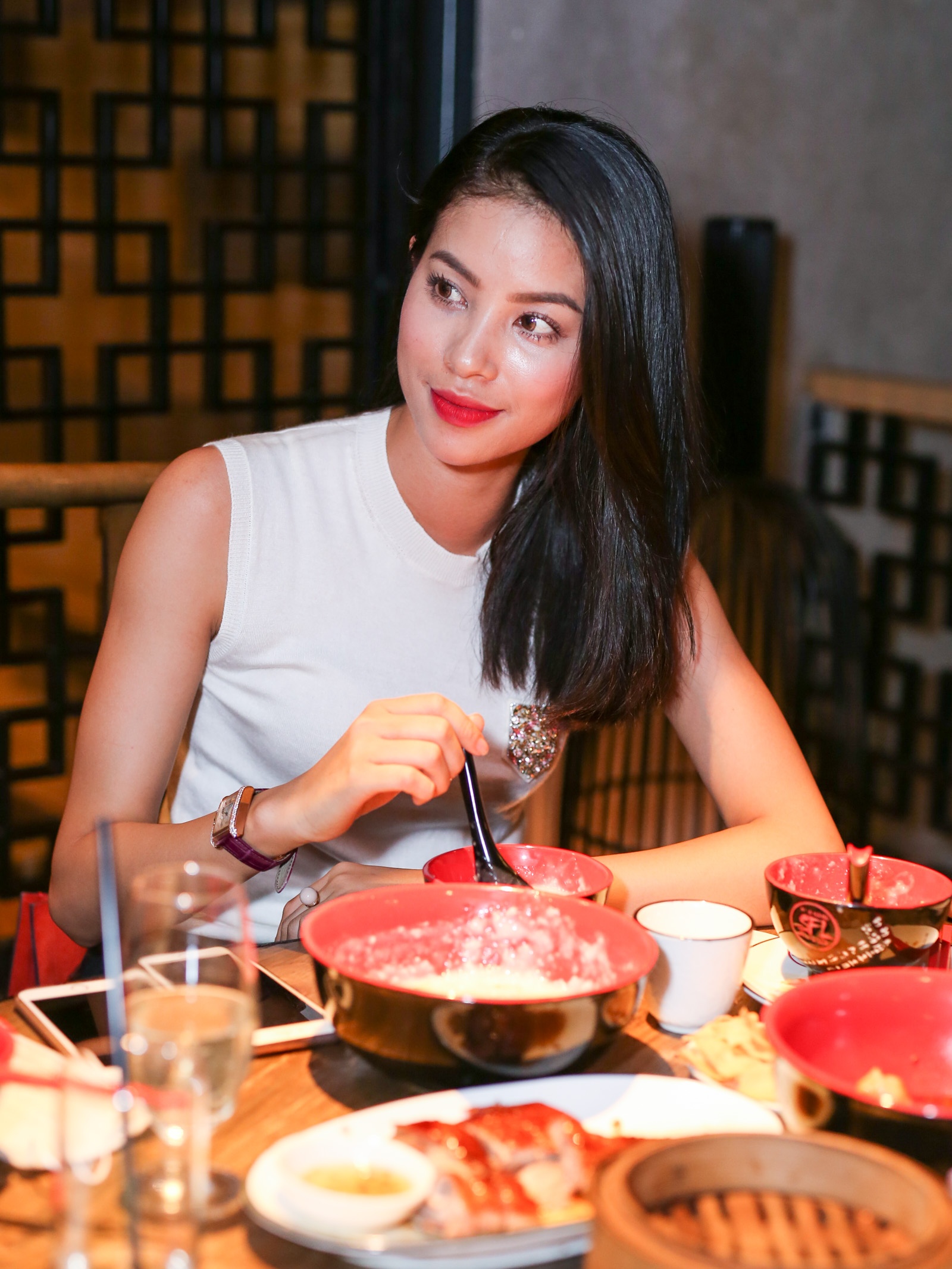 Pham Huong vui ve di an trua cung bon chien binh The Face anh 2